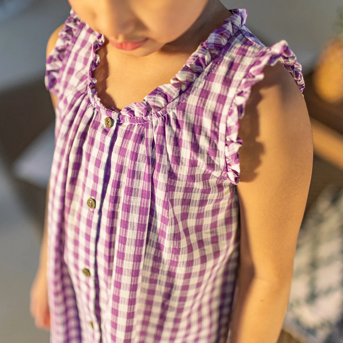 Robe à bretelles larges mauve et blanche à carreaux en seersucker, enfant || Purple and white checkered dress with large straps in seersucker, child