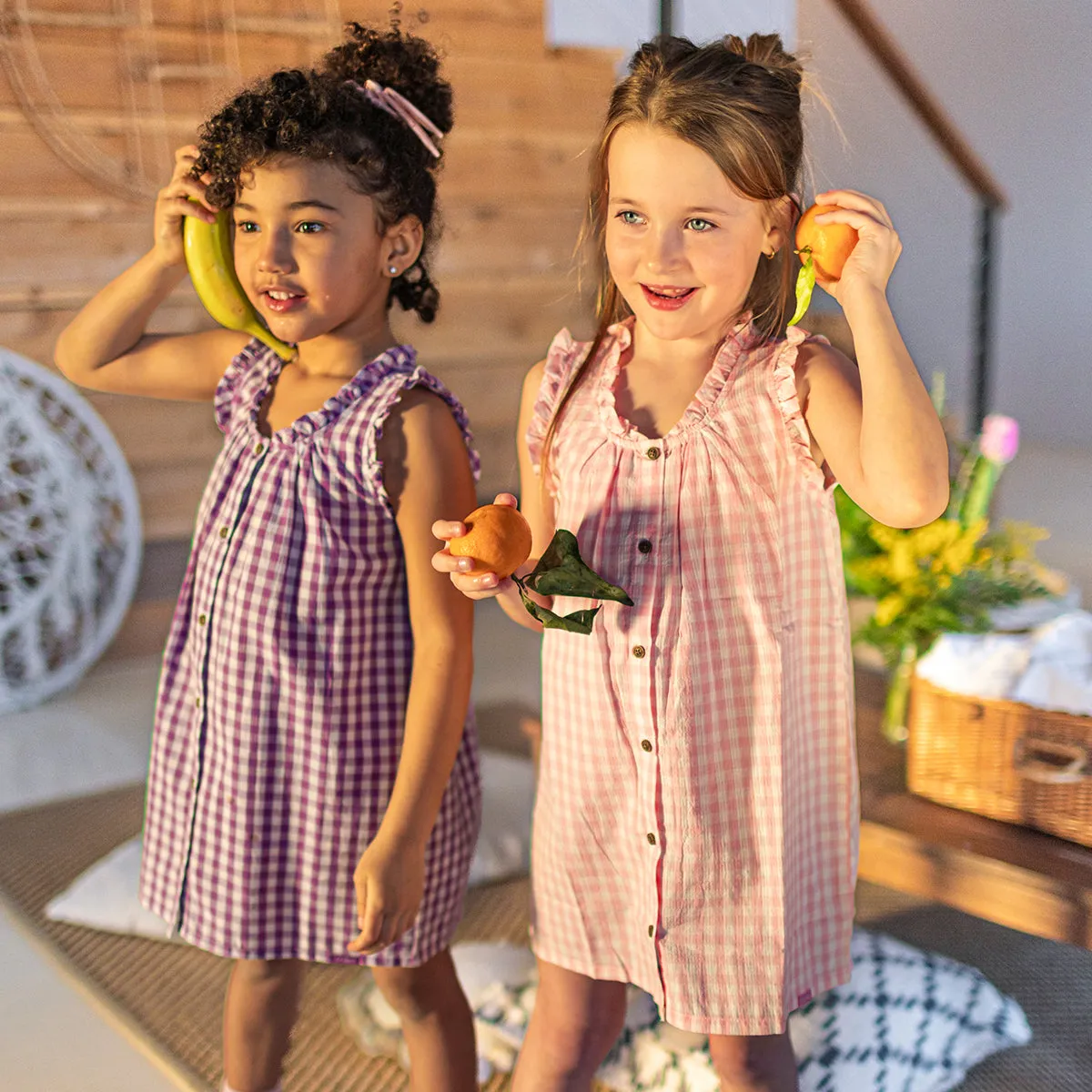 Robe à bretelles larges mauve et blanche à carreaux en seersucker, enfant || Purple and white checkered dress with large straps in seersucker, child